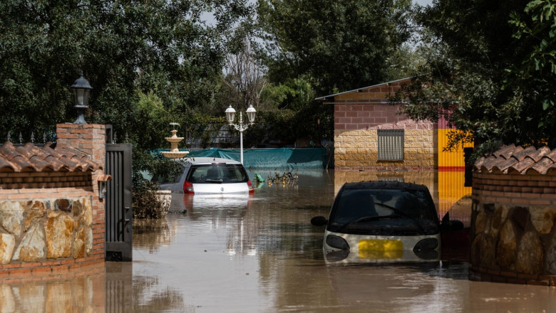 Un copil a stat opt ore intr-un copac pentru a scapa de inundatiile devastatoare din Spania. Cinci oameni au murit luati de puhoaie Imagine