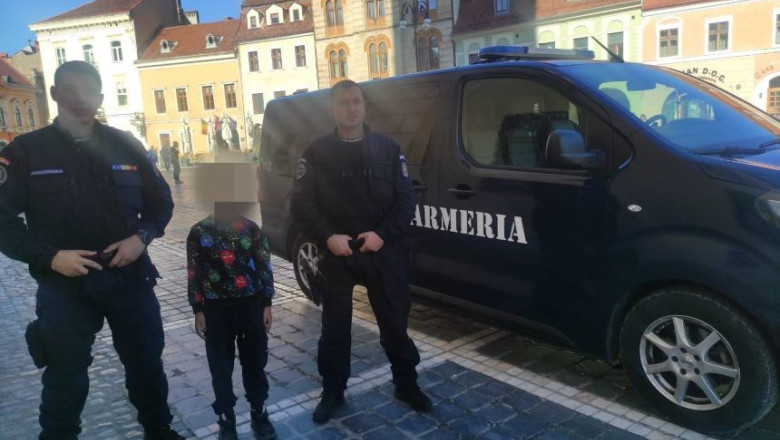 Un copil aflat in excursie s-a ratacit de grup, in Brasov. O femeie a vazut ca se juca in Piata Sfatului de zeci de minute, neinsotit Imagine