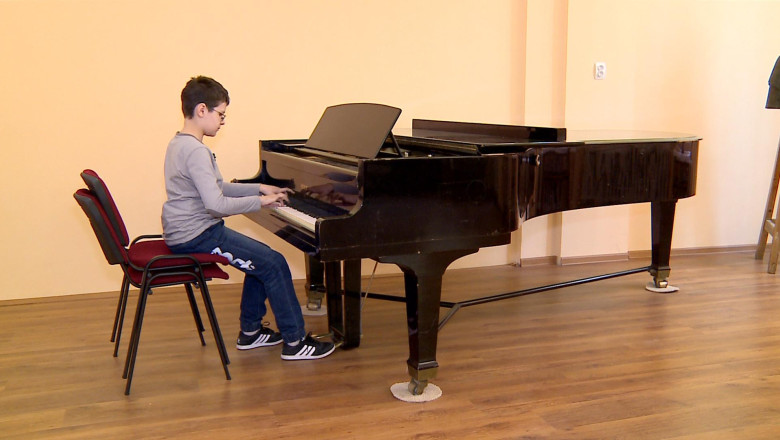 Un copil considerat geniu al pianului a fost somat de Fisc sa-si plateasca taxele pentru un concert Imagine