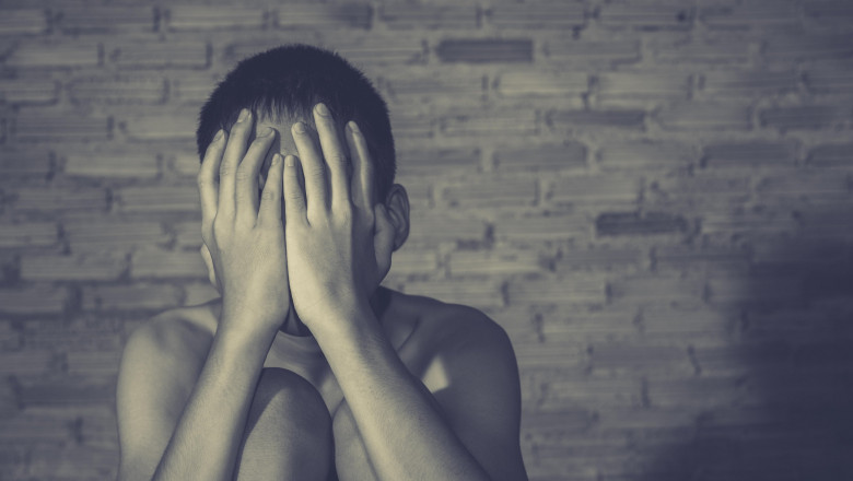 Un copil de 10 ani a fost gasit legat de maini si de picioare intr-o casa din Harsova. Mama si matusa lui au fost retinute Imagine