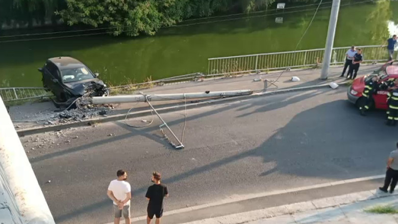 Un copil de 13 ani a furat masina familiei si a intrat cu ea intr-un stalp, in Bucuresti. Cu el mai era un baiat de 12 ani Imagine