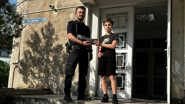 Un copil de 13 ani din Craiova a gasit pe strada un portofel cu documente, carduri si bani si a mers direct la politie Imagine