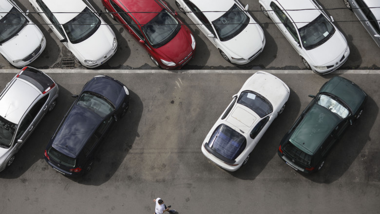 Un copil de 5 ani si mama lui au fost raniti, in curtea unei scoli, de un barbat care incerca sa isi parcheze masina Imagine