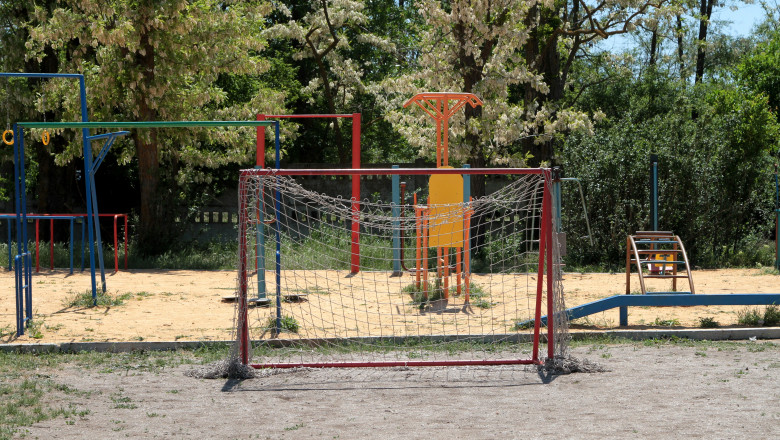 Un copil de 6 ani a ajuns in coma la spital, dupa ce o poarta metalica de pe un teren de fotbal a cazut peste el Imagine