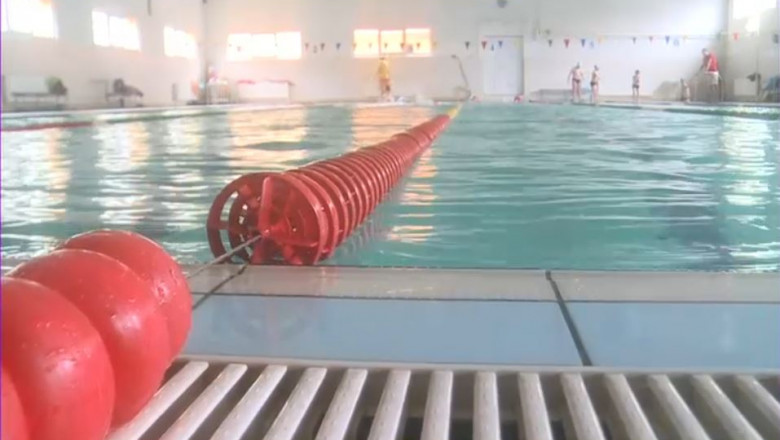 Un copil de 8 ani a murit in timpul unui curs de inot. Baiatul era insotit de tatal sau si de instructor Imagine