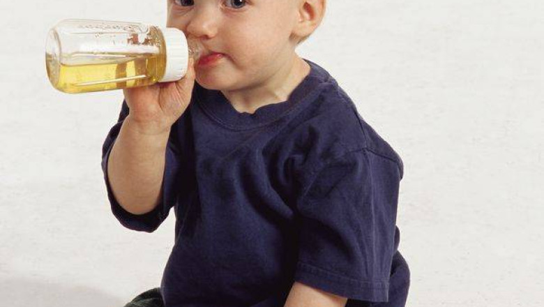 Un copil de doi ani a ajuns la spital, dupa ce a baut la gradinita dintr-o sticla cu solutie de curatat Imagine