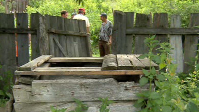 Un copil de doi ani s-a inecat intr-o fantana. Baiatul era lasat de parinti in grija surorilor, de patru si cinci ani Imagine