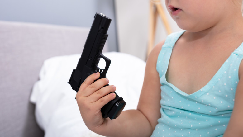 Un copil de trei ani si-a impuscat mortal sora de un an, cu un pistol gasit in casa Imagine