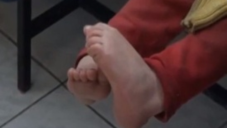 Un copil de un an care cantarea patru kilograme si era crescut intr-un grajd a murit de foame Imagine