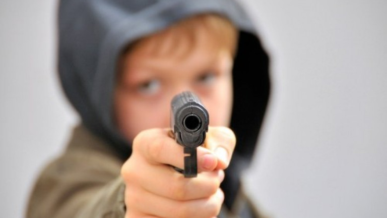 Un copil din Bucuresti a tras cu un pistol de jucarie intr-o masina. Parintii acestuia au fost amendati Imagine