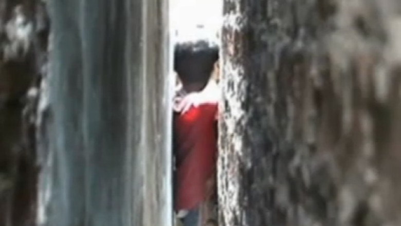 Un copil din China a fost salvat de pompieri, dupa ce a ramas blocat intre doua ziduri Imagine