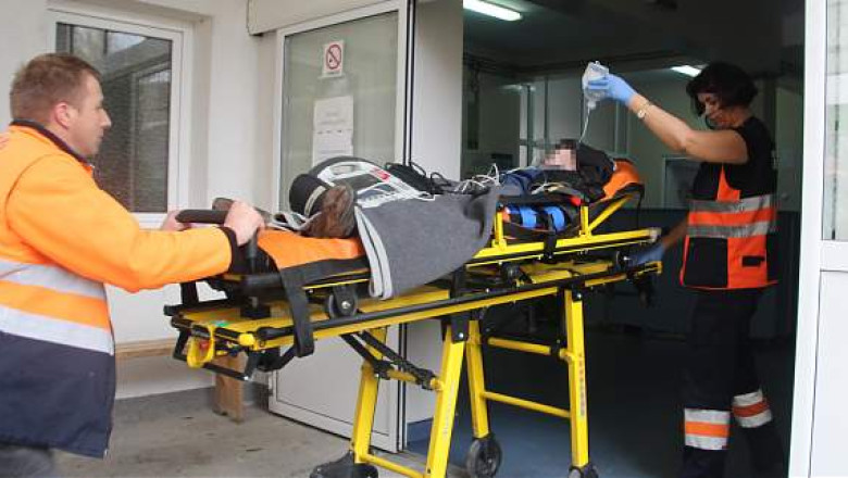 Un copil inchis in casa de bunici a sarit pe geam ca sa ajunga la serbarea de Craciun. A ajuns la spital cu leziuni grave Imagine