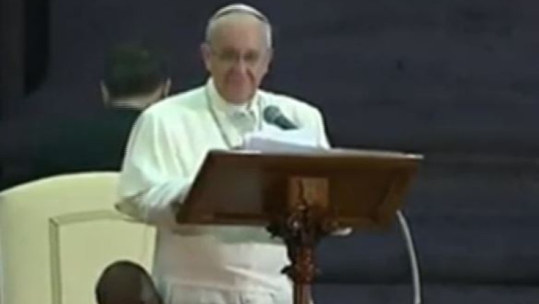Un copil nu s-a lasat convins nici cu bomboane sa plece de langa Papa Francisc Imagine