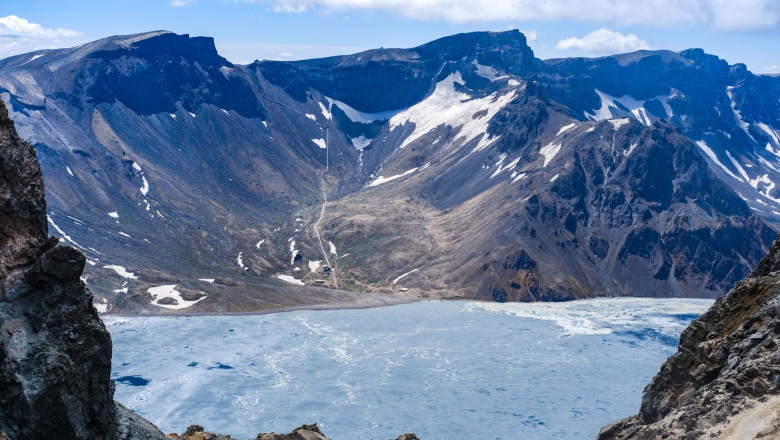 Un crater de impact a fost descoperit pentru prima data pe o creasta montana din China Imagine