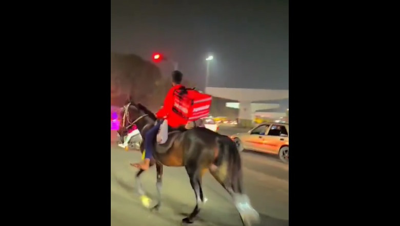 Un curier indian s-a saturat sa stea la coada la benzina si a livrat mancare calare pe cal Imagine