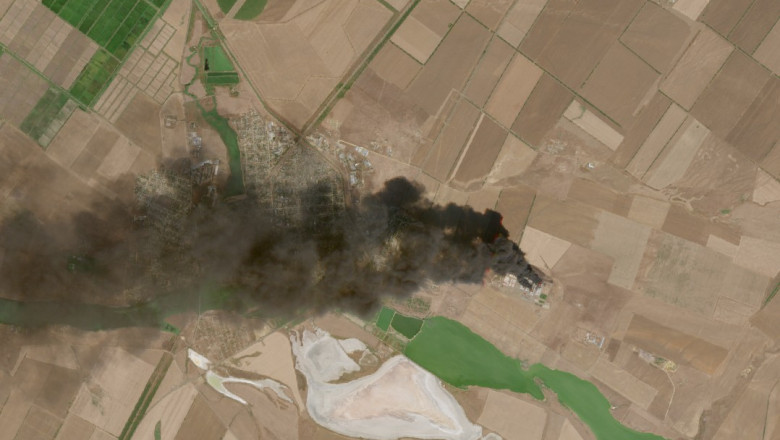 Un depozit de petrol din Rusia, lovit de drone ucrainene, continua sa arda dupa trei zile. Incendiul masiv e vizibil din satelit Imagine