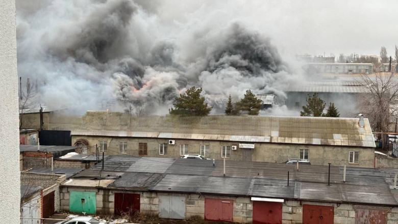 Un depozit urias de petrol arde pentru a doua zi, dupa ce ucrainenii au lovit cu drone aeroportul strategic rus din Engels Imagine