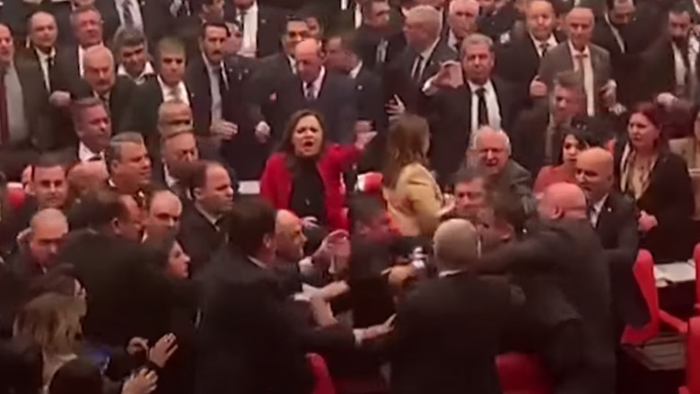 Un deputat turc a ajuns la terapie intensiva dupa ce a fost lovit in cap in timpul unei batai in parlament Imagine