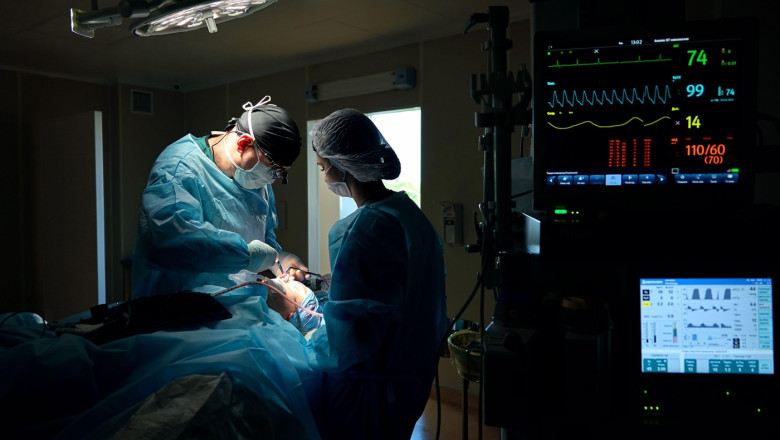 Un doctor si-a lasat pacientul pe masa de operatie ca sa intretina relatii intime cu asistenta. Acum, isi poate relua cariera in Anglia Imagine