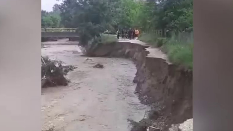 Un drum din judetul Valcea a fost rupt de viitura. Sapte familii au ramas izolate Imagine