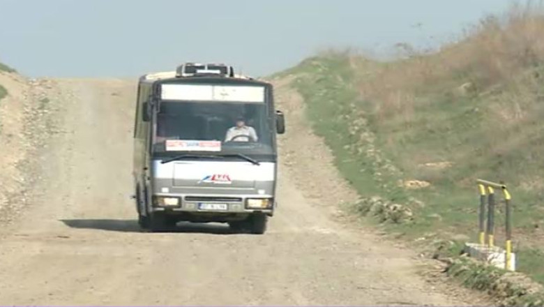 Un drum judetean din Iasi este refacut de doua ori in opt luni. Firma care l-a reabilitat prima oara, abonata la banii publici Imagine