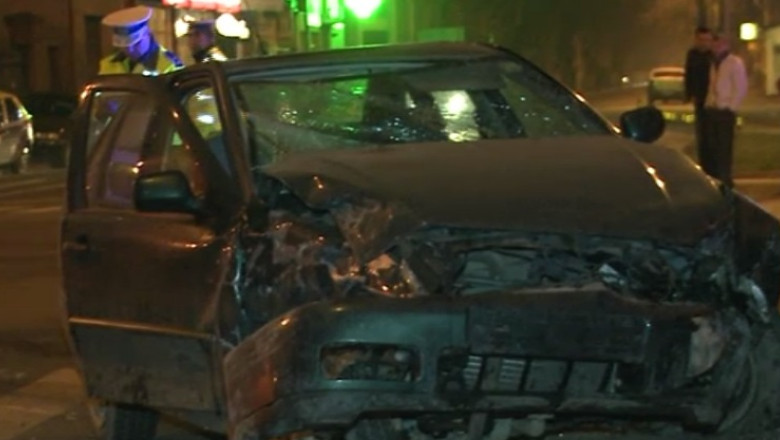 Un echipaj al politiei locale din Oradea a intrat intr-o masina care a trecut pe verde Imagine