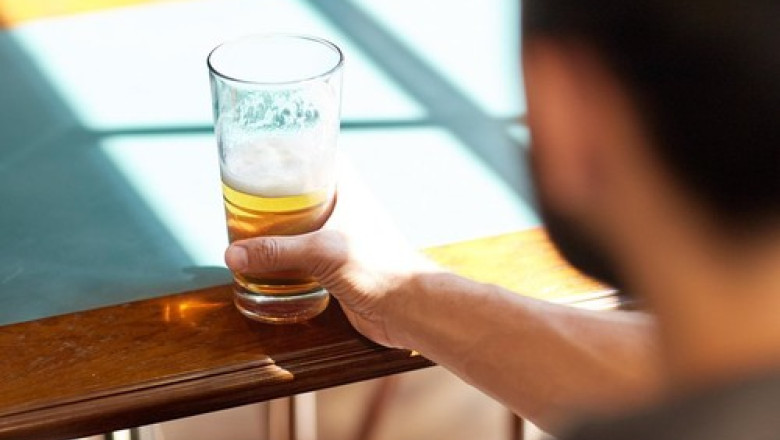 Un electrician, concediat pentru ca a consumat alcool in timpul programului de lucru, a dat firma in judecata si a castigat Imagine