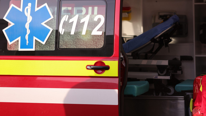 Un elev a fost injunghiat de un coleg intr-o scoala din Targu Jiu. Adolescentul de 14 ani, dus de urgenta la spital Imagine