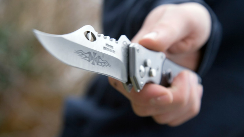 Un elev de 15 ani a scos un cutit si a amenintat un profesor de liceu in timpul orei Imagine