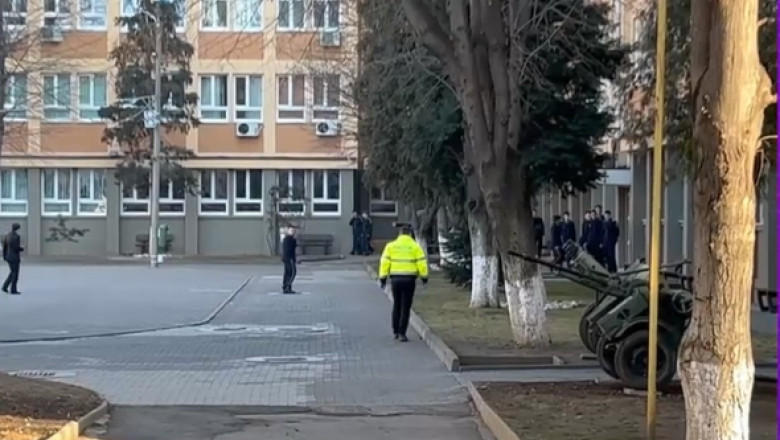 Un elev de la Liceul Militar din Alba Iulia a murit dupa ce s-a aruncat de la etajul 4 al internatului. A lasat un bilet de adio Imagine