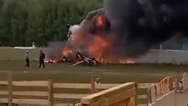 Un elicopter Mi-8 s-a prabusit dupa ce a lovit fire electrice in timpul aterizarii, in Siberia. Sase morti si mai multi raniti Imagine