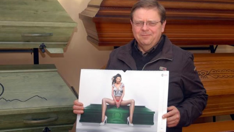 Un fabricant de sicrie din Polonia isi face reclama cu ajutorul unui calendar sexy Imagine