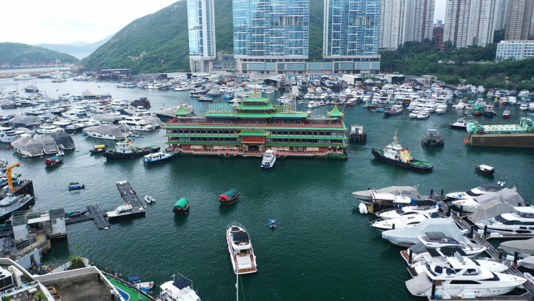 Un faimos restaurant plutitor din Hong Kong, vizitat si de regina Elisabeta a II-a, a fost scos din port dupa 46 de ani Imagine