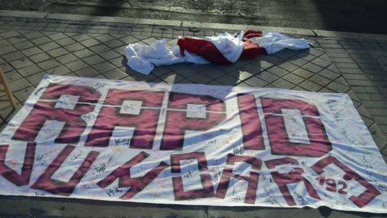 Un fan al Rapidului a intrat in greva foamei in fata stadionului Santiago Bernabeu din Madrid Imagine
