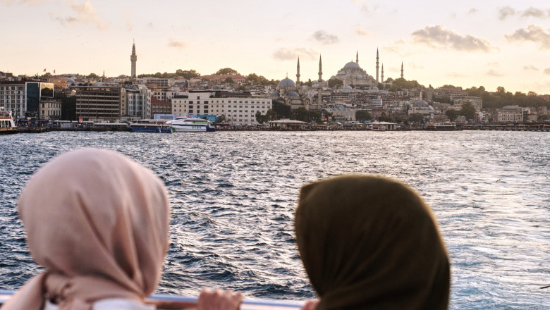 Un feribot din Istanbul este transformat in „locuinta plutitoare” pentru 1.200 de sinistrati din Turcia Imagine