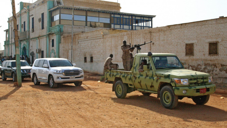 Un fost ministru acuzat de crime de razboi si viol a profitat de haosul din Sudan si a scapat din inchisoare. Apoi a transmis un mesaj Imagine
