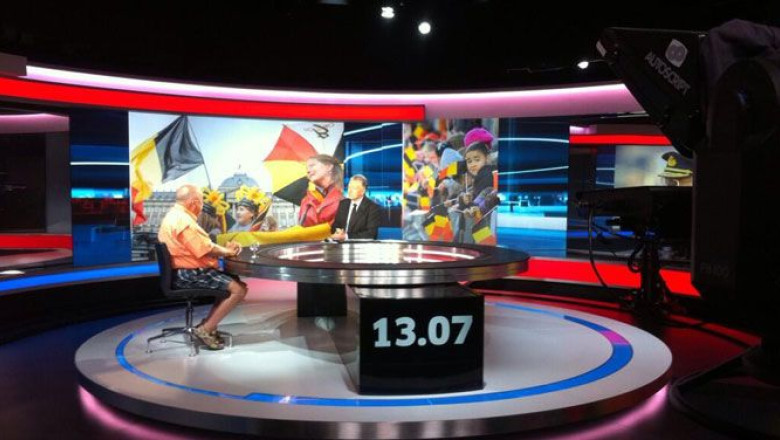 Un fost premier belgian a aparut la o emisiune televizata cu pantaloni scurti si sandale Imagine