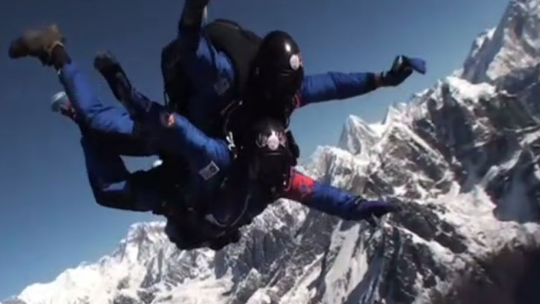 Un francez, prima persoana cu dizabilitati care a sarit cu parasuta deasupra Everestului Imagine