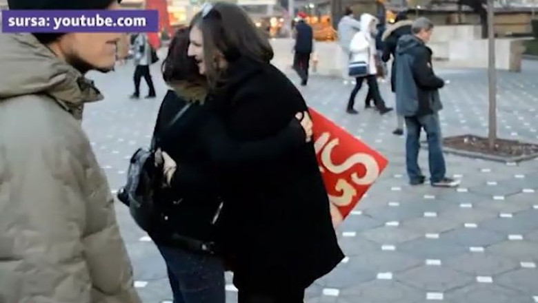 Un gest simplu, pentru un zambet sincer. Imbratisari la liber in plina strada Imagine