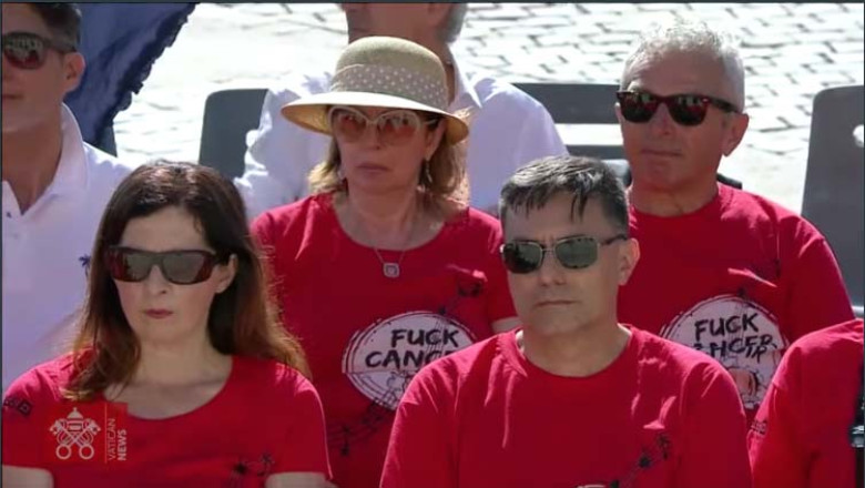 Un grup de coristi din Italia au purtat tricouri cu „Fuck Cancer” la audienta papei Francisc Imagine