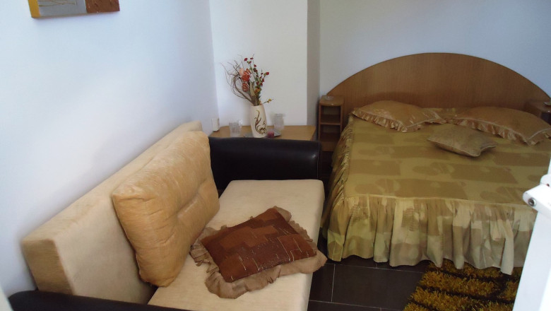 Un grup de turisti a fost dat afara dintr-un hotel din statiunea Mamaia! Oamenii au dormit in masina. Imagine