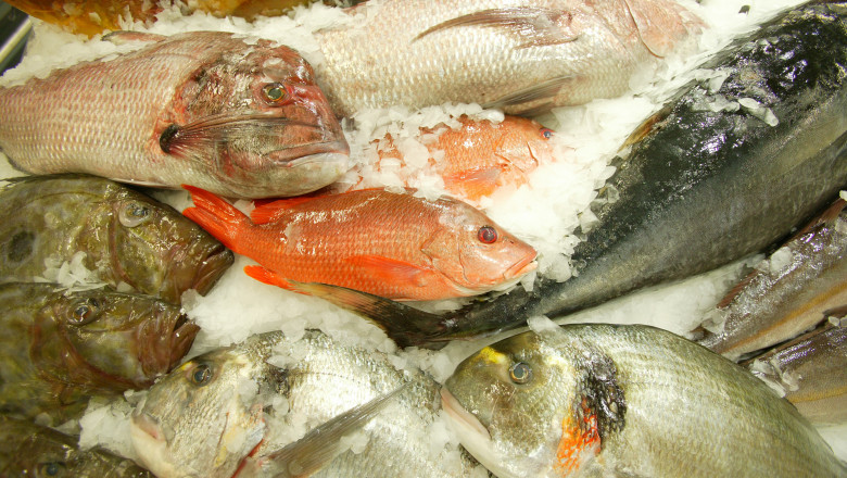 Un hypermarket din Timisoara a vandut peste stricat drept proaspat Imagine