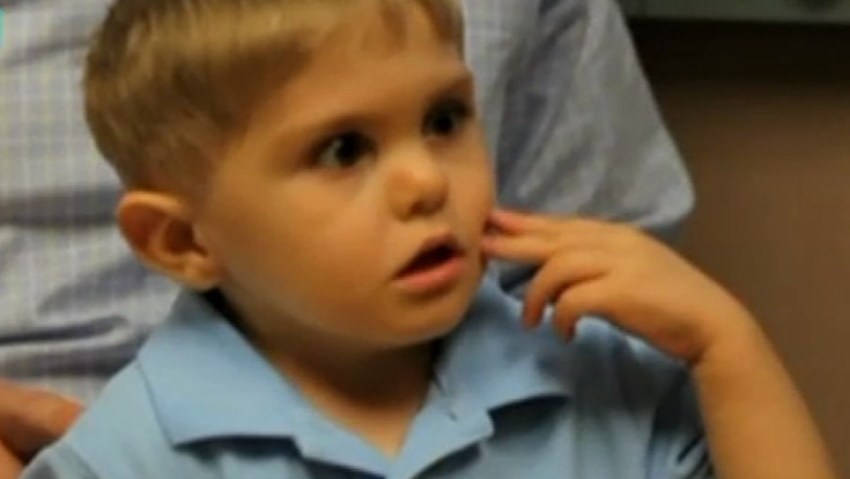 Un implant in creier i-a redat auzul unui copil de trei ani. Cum a reactionat baietelul la vocea tatalui Imagine