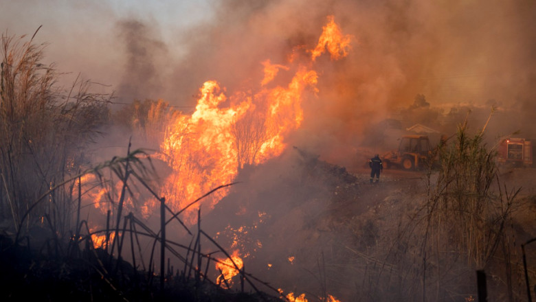 Un incendiu de proportii arde necontrolat la sud-est de Atena. Pompierii au gasit un barbat decedat intr-o locuinta izolata Imagine
