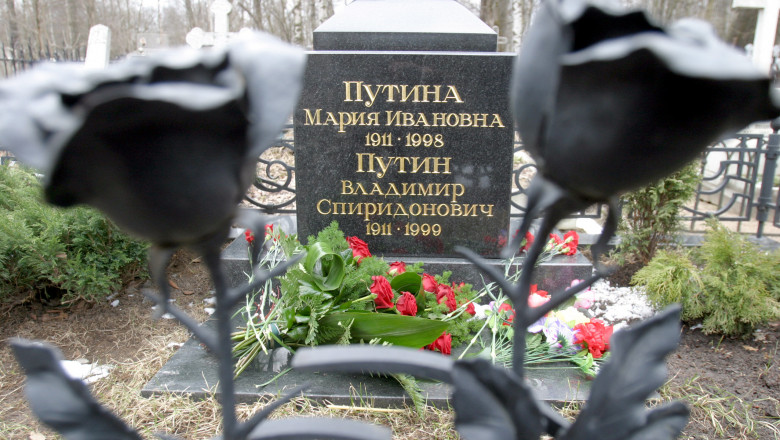 Un individ s-a filmat in timp ce urina pe mormantul parintilor lui Putin. Imaginile au ajuns virale Imagine