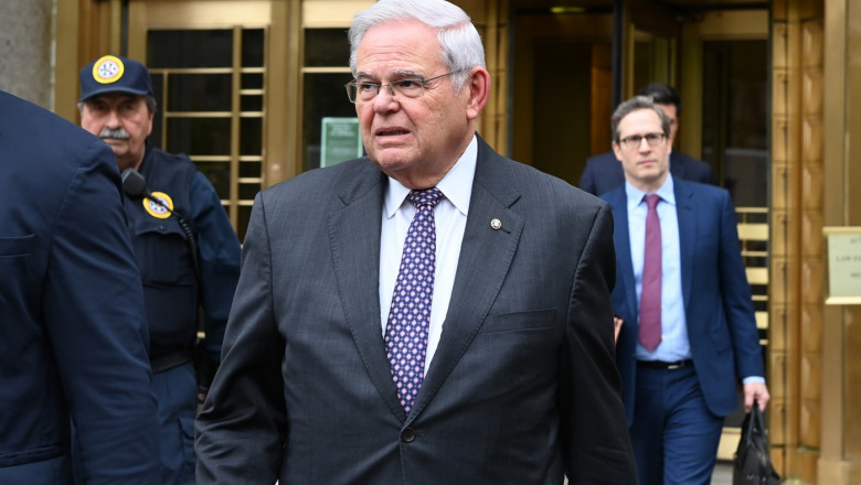 Un influent senator american demisioneaza dupa ce a fost gasit vinovat de coruptie. La el acasa s-au gasit bani ascunsi in dulap Imagine