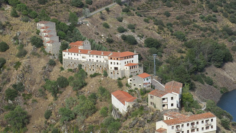 Un intreg sat din Spania se vinde cu pretul unei case. Are chiar si biserica si bazin de inot Imagine