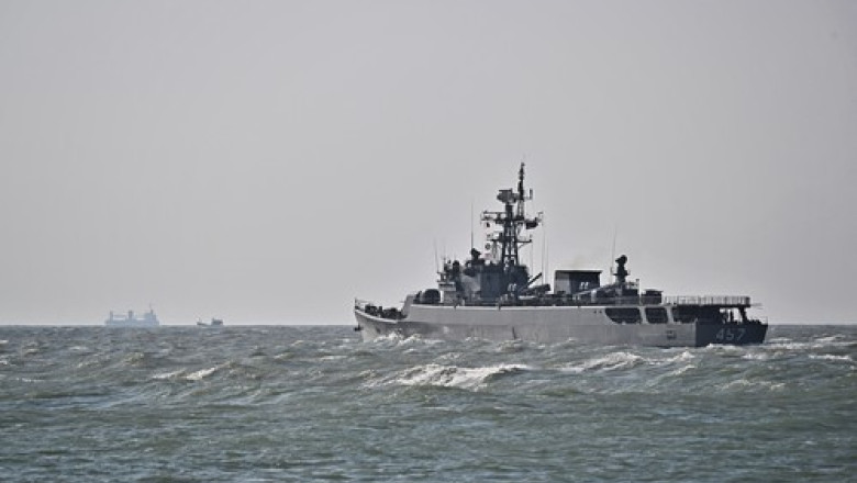 Un marinar a fost gasit in viata, la doua zile dupa naufragiul unei nave a marinei thailandeze Imagine