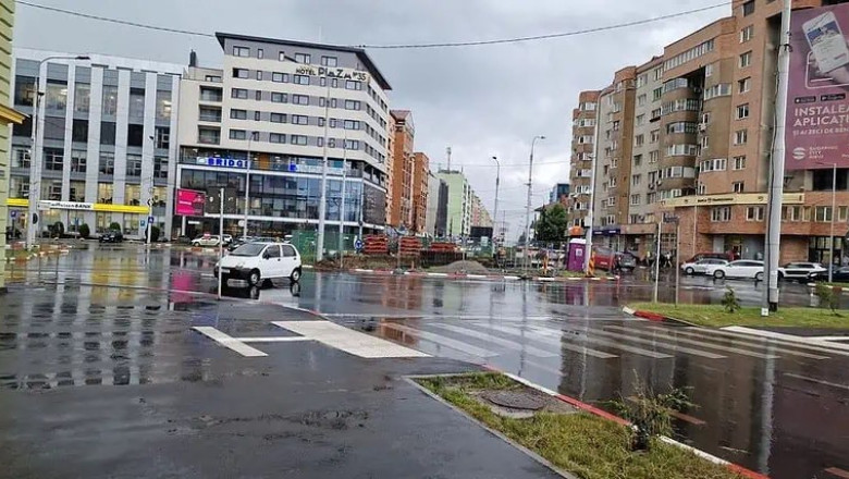 Un Matiz a fost luat pe sus de vant, in Sibiu. Masina a ajuns intr-un sens giratoriu Imagine