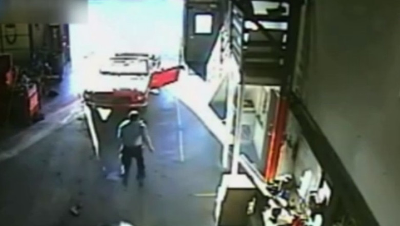 Un mecanic a uitat masina pornita pe rampa. A evitat accidentul in ultimul moment Imagine